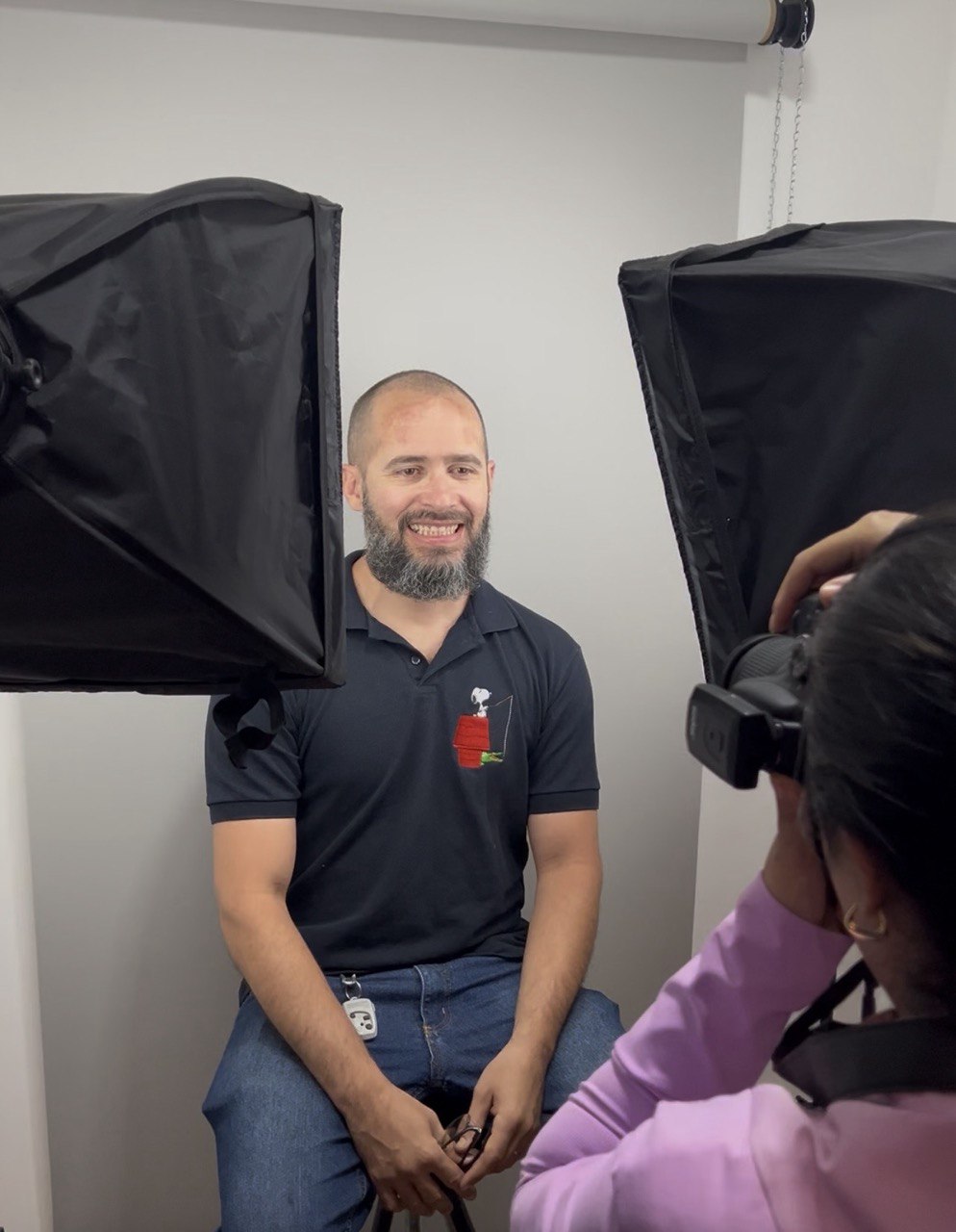 Dra Fernanda tirando foto paciente homem