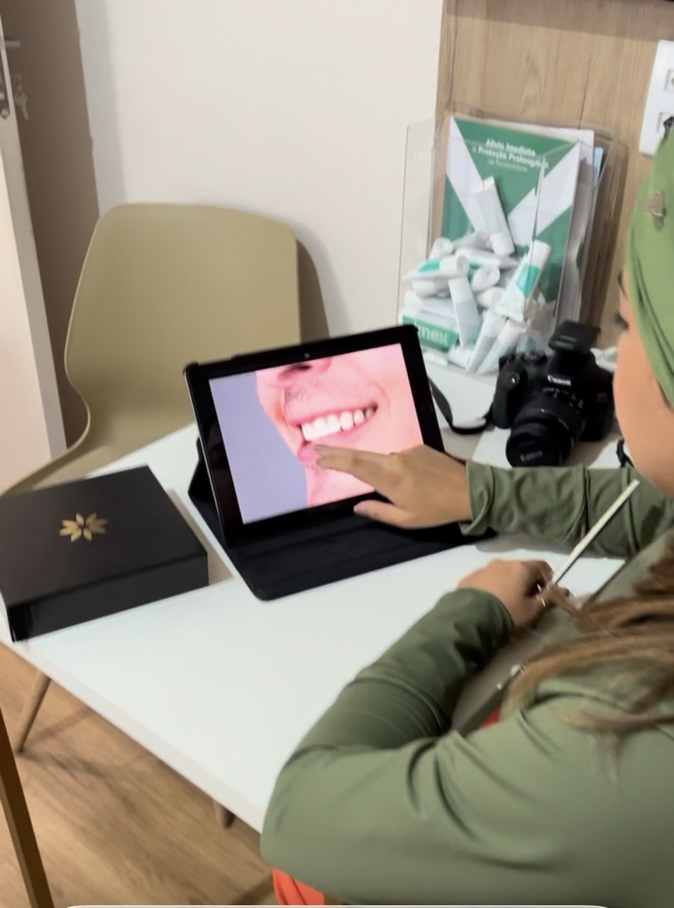 Dra Fernanda apresentando projeto ao paciente