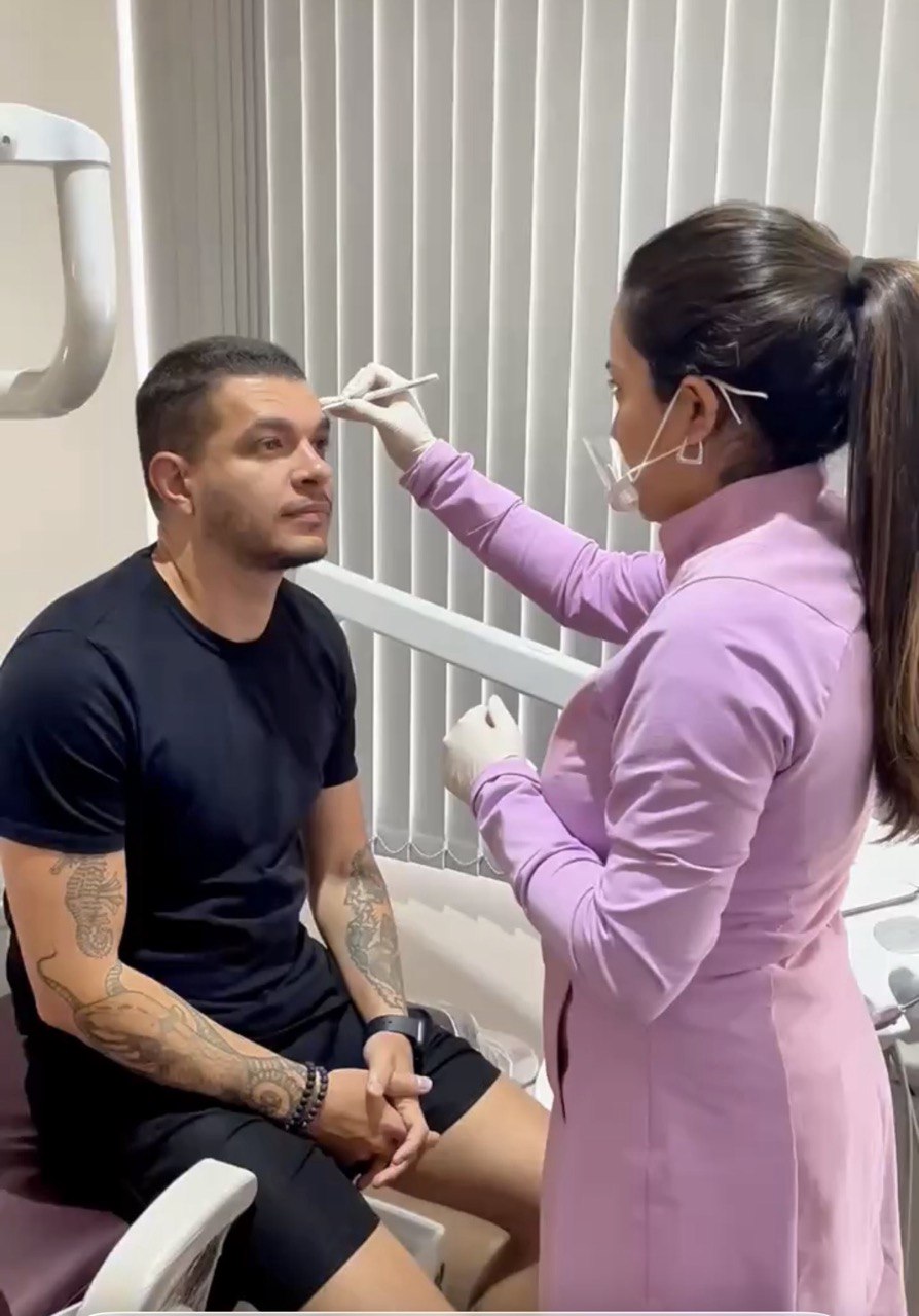 Dra Fernanda aplicando botox paciente homem