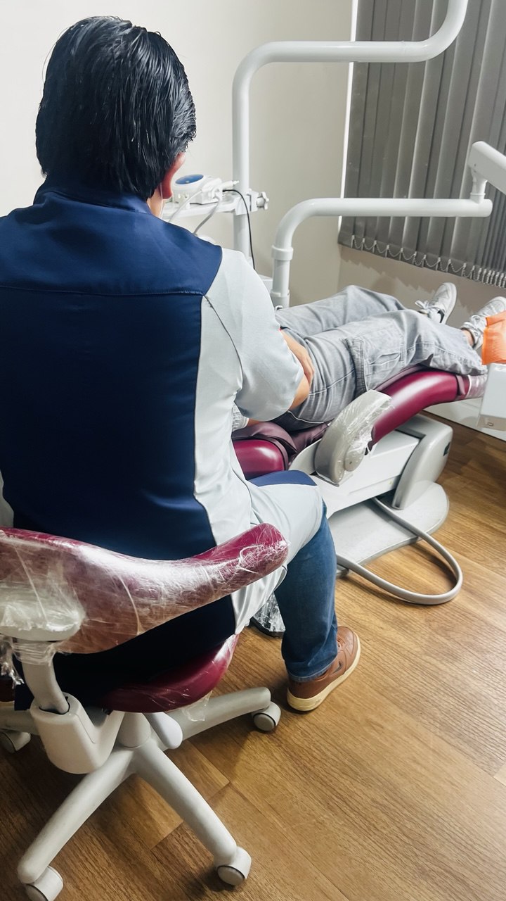 Dr Fernando atendendo paciente